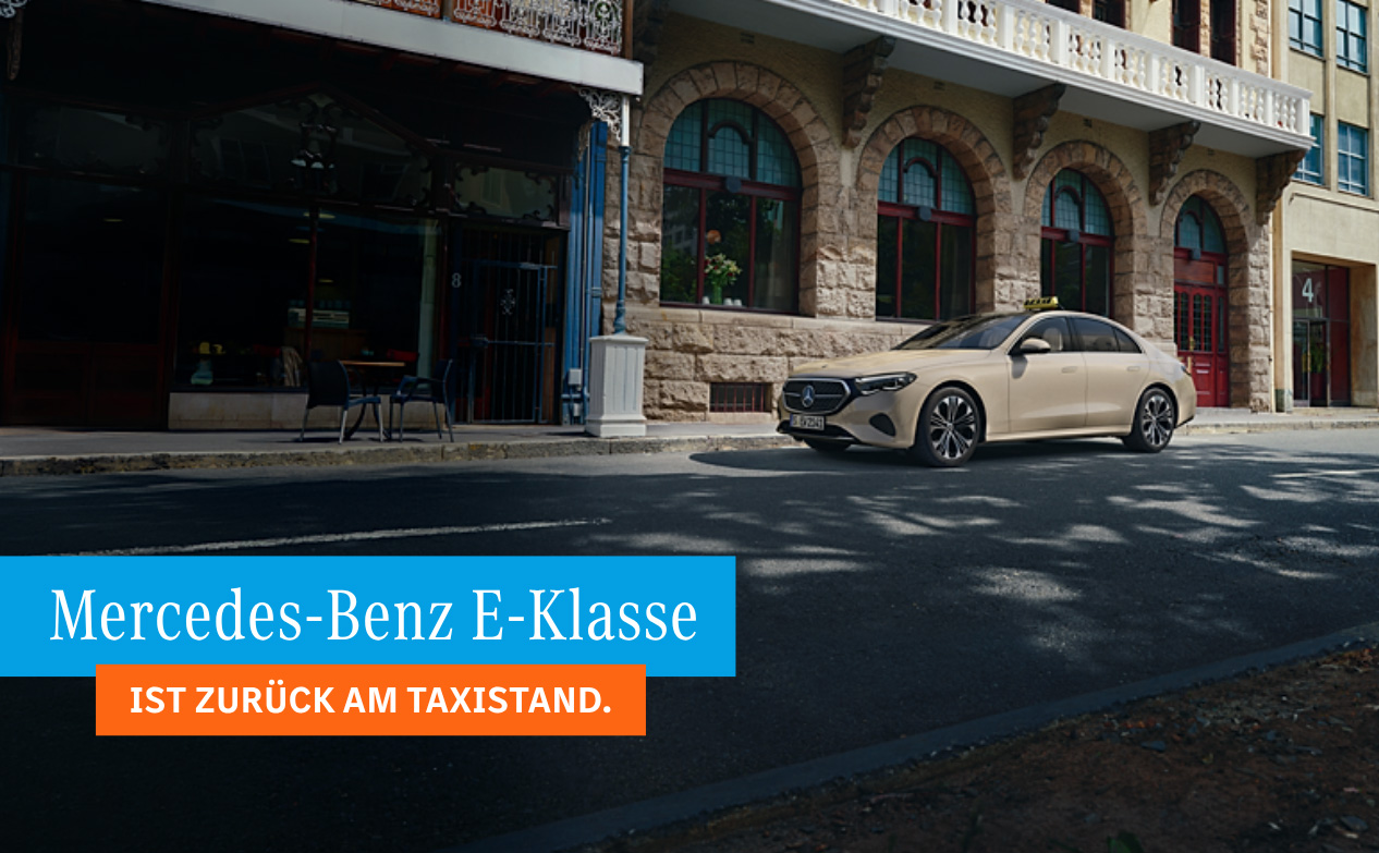Mercedes-Benz E-Klasse steht vor einem historischen Gebäude mit Arkaden und Schatten auf der Straße. Mit blauem Schriftbanner 
